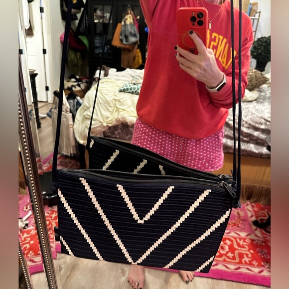 Stylish Navy Crossbody Bag - Picture 7 of 8